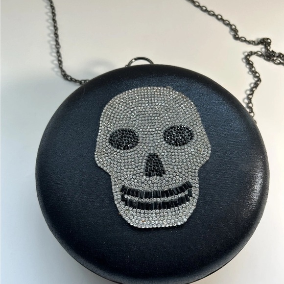 Alessia Rhinestone Skull Pill Box Crossbody Chain Bag. Snap closure. Nwot - Picture 7 of 9